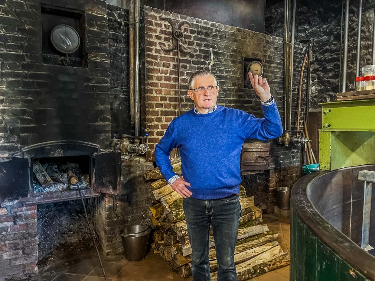 Francois Tonglet, cervecero y propietario de la Brasserie Caracole de Falmignoul explica el proceso de elaboración de la cerveza con fuego de leña y caldera de cobre. La cerveza se elabora aquí desde 1765 / © Foto: Angela Berg