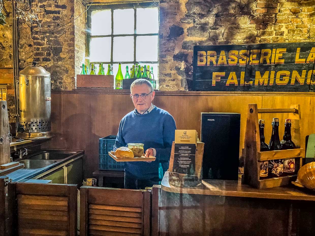 François Tonglet, cervecero y propietario de la Brasserie Caracole de Falmignoul, también sirve estofados en la cata de cervezas / © Foto: Angela Berg
