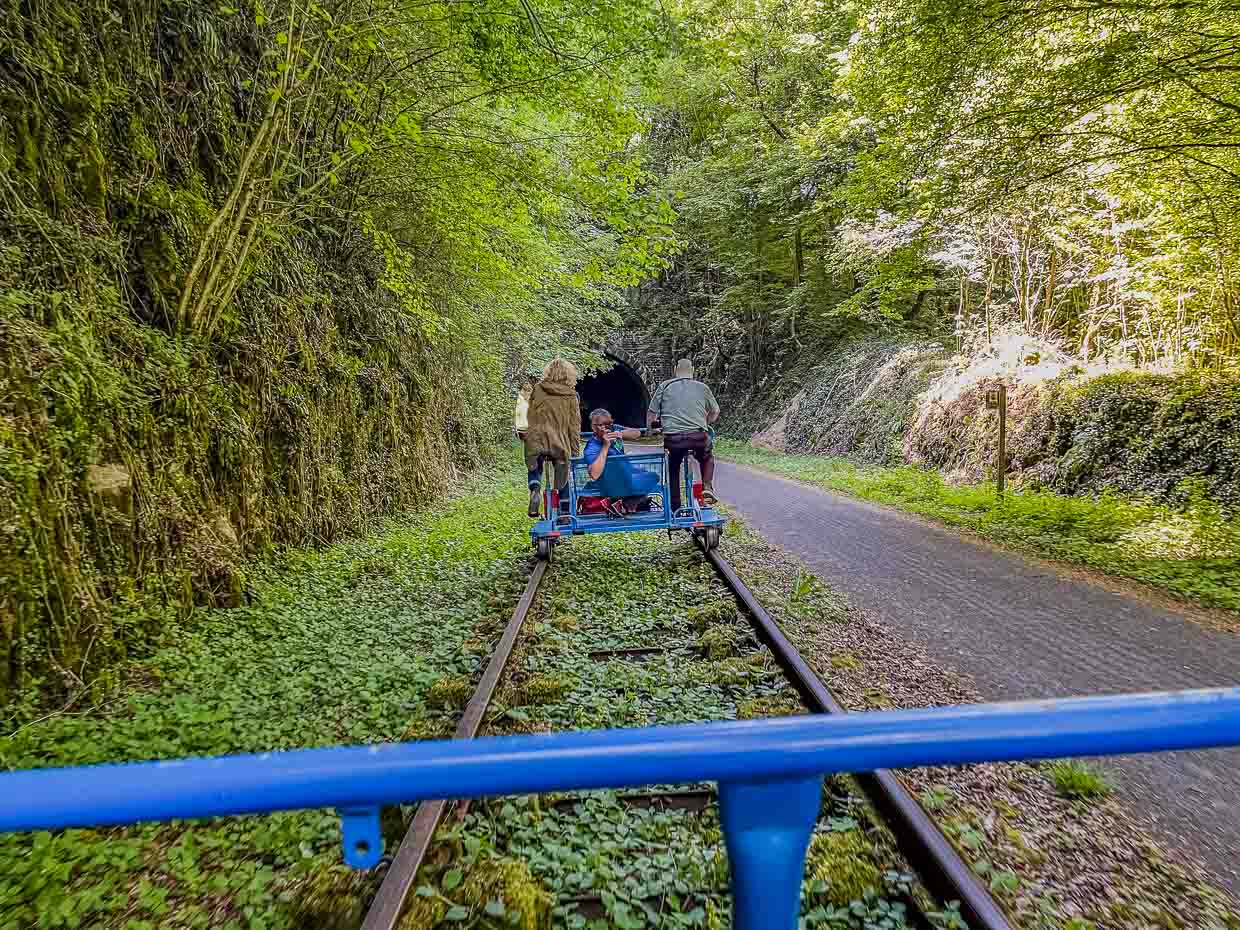 Ride into the blue: with the trolley along the Molignée from Falaёn on disused railroad lines / © Photo: Angela Berg