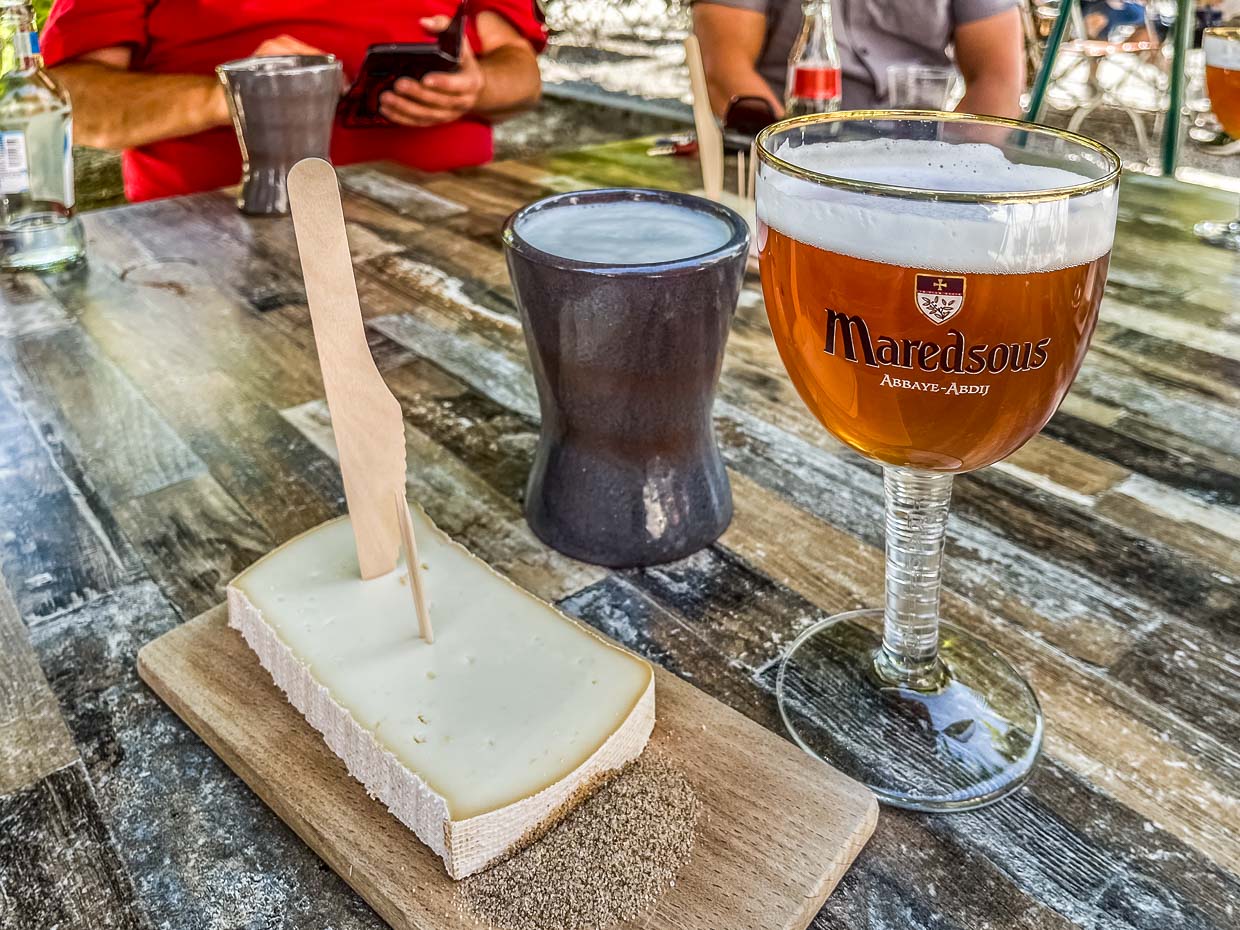 Clásico cubierto: cerveza de la Abadía en jarra de cerámica con queso y sal de apio. La abadía de Maredsous no se fundó hasta 1872. Los monjes benedictinos no sólo elaboran cerveza, sino también queso y, debido a la escuela de arte que también se encuentra aquí, la cerveza se bebe en jarras de cerámica / © Foto: Angela Berg