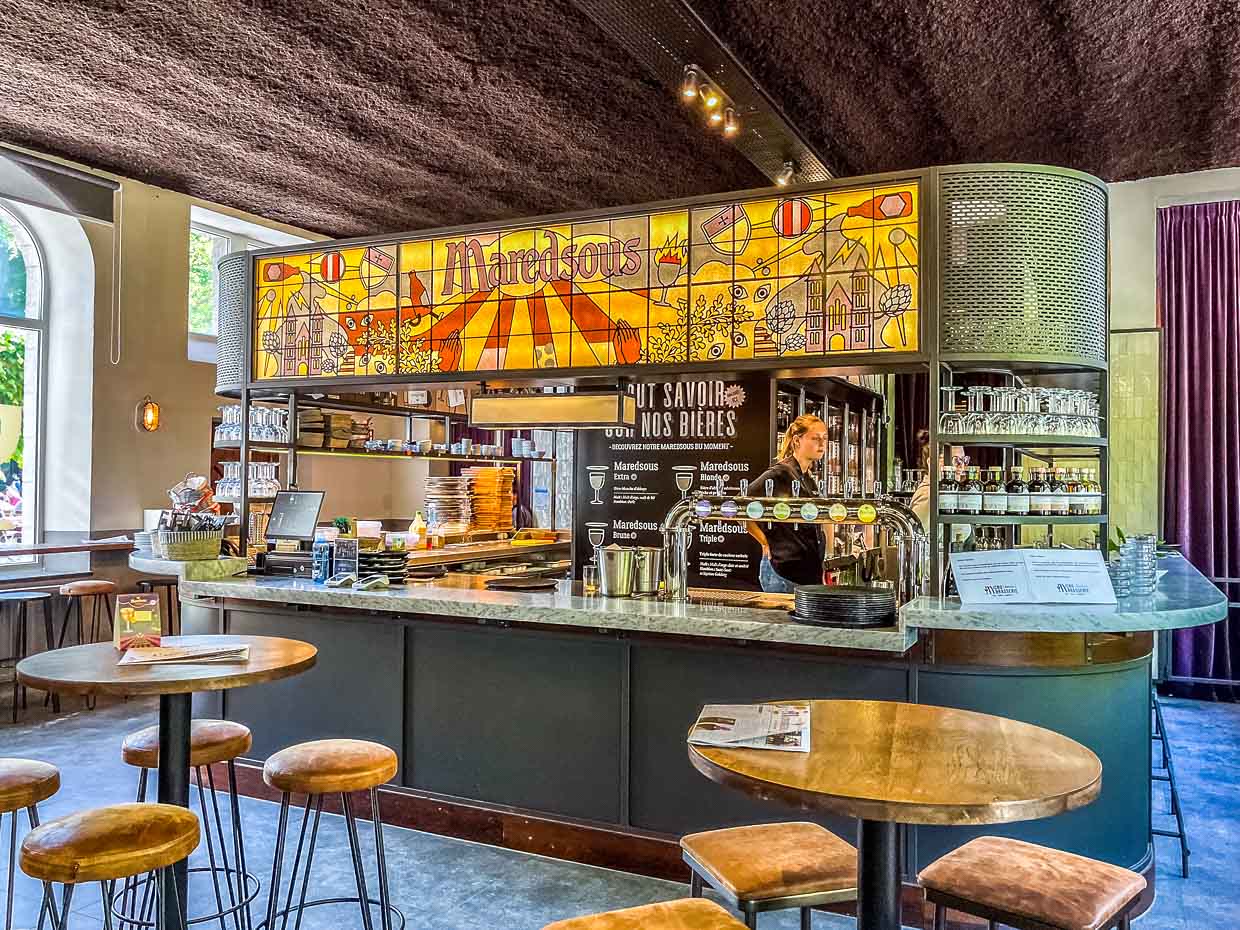 Abades con estilo: la cervecería del monasterio de Maredsous con un moderno bar y amplias instalaciones de restauración. El lema aquí es: Comida - Bebidas - Cervezas sagradas / © Foto: Angela Berg