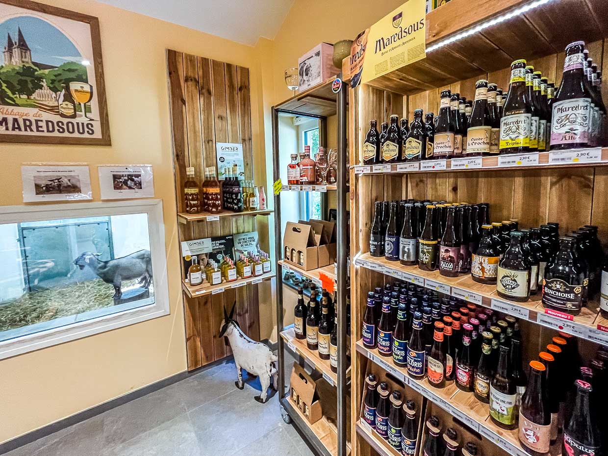 Tienda de la granja Vachement Ferme con vistas al cobertizo de las cabras y una amplia gama de cervezas / © Foto: Angela Berg