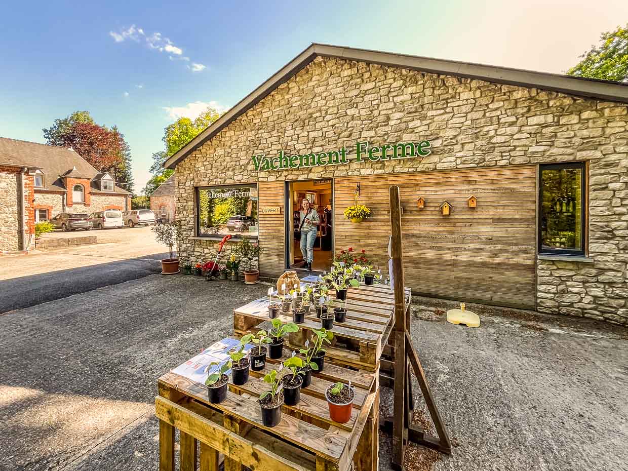 Tienda de la granja Vachement Ferme con queso y productos locales en la Abadía de Maredsous / © Foto: Angela Berg