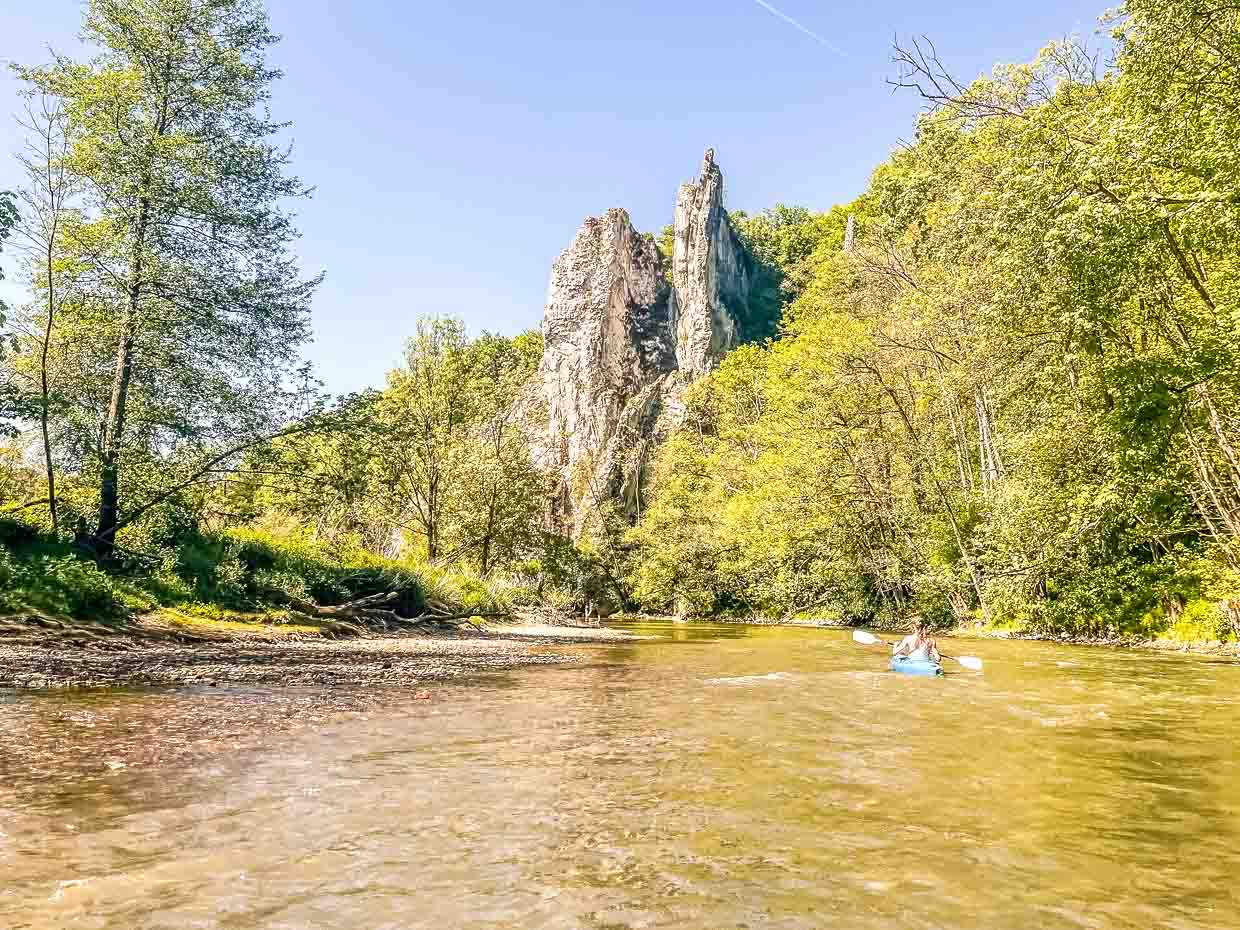 Rocks, castles and only two rapids can be found on the leisurely 12 km stretch from Gendro to Anseremme / © Photo: Angela Berg