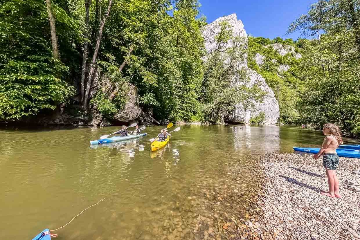 Kayaktour auf der Lesse vorbei an imposanten Felsen und kleinen Kieselstränden / © Foto: Angela Berg