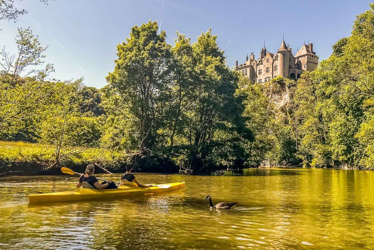 Kayak tour on the Lesse from Gendron, 12 km downstream, past castles and imposing rocks / © Photo: Angela Berg