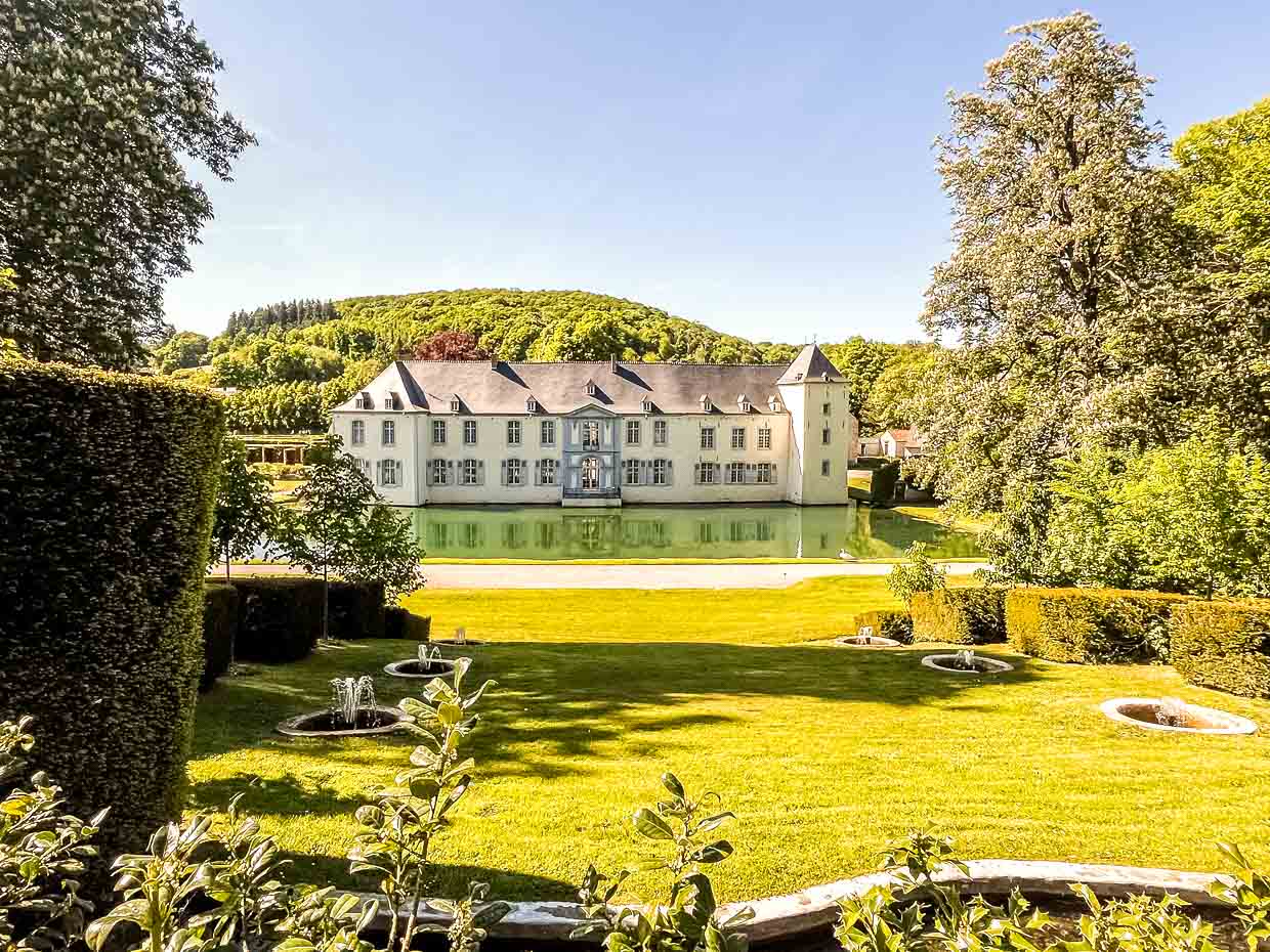 View of the castle from 1758 in the gardens of Annevoie / © Photo: Angela Berg