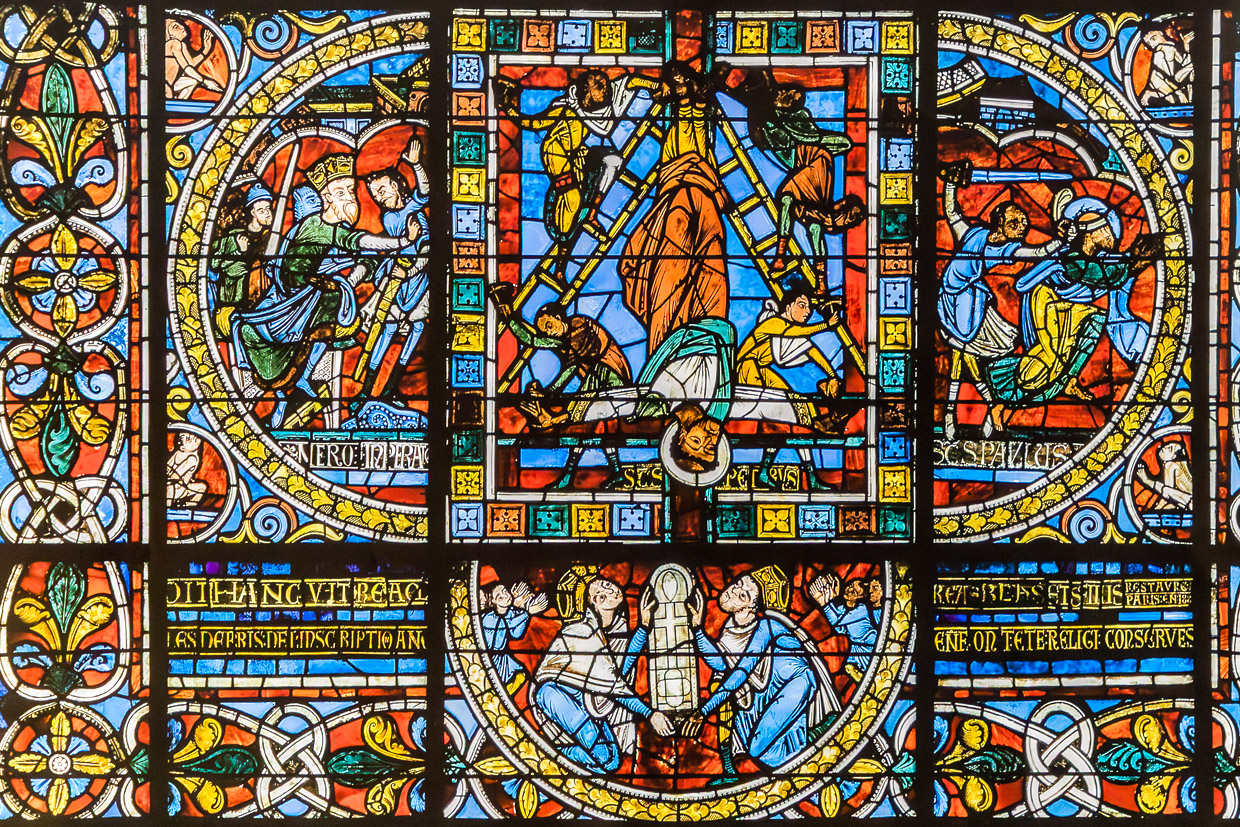 Ausschnitt aus dem berühmten Buntglasfenster in der Apsis der Kathedrale Saint-Pierre. Das Fenster wurde von Eleonore von Aquitanien und Heinrich II. Plantagenêt, damals Königin und König von England sowie Herzöge der Normandie und Aquitanien gestiftet. Im unteren Teil des Fensters befindet sich eine der seltenen bildlichen Darstellungen, die es von Eleonore von Aqutanien im öffentlichen Raum gibt / © Foto: Georg Berg
