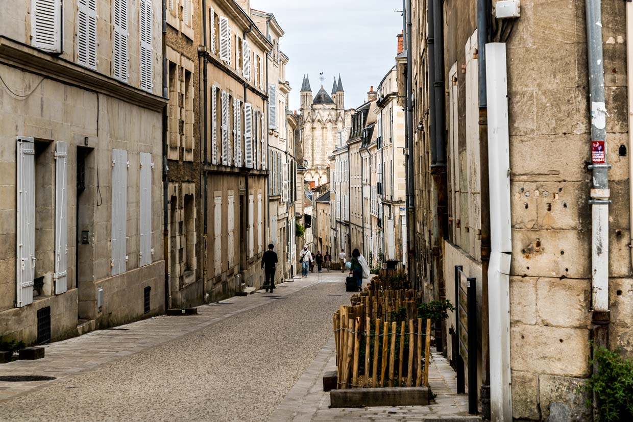 Fußgängerzone in der Altstadt von Poitiers, Nouvelle-Aquitaine und Blick auf die Kathedrale Saint-Pierre, die mit 100 Meter Länge beeindruckend groß ist / © Foto: Georg Berg