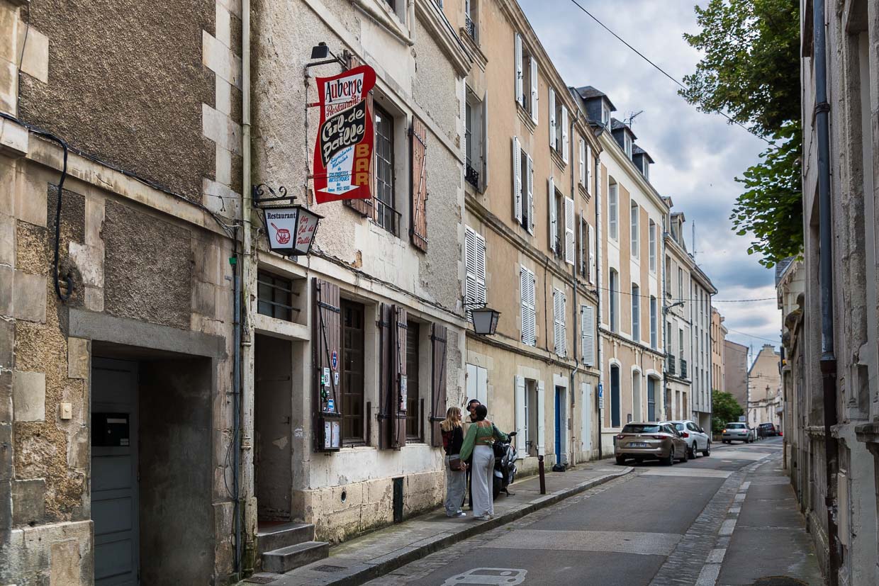 Restauant Coul de Paille in einer Seitenstraße in der Altstadt von Poitiers. Das Restaurant hat in Poitiers Kultstatus / © Foto: Georg Berg