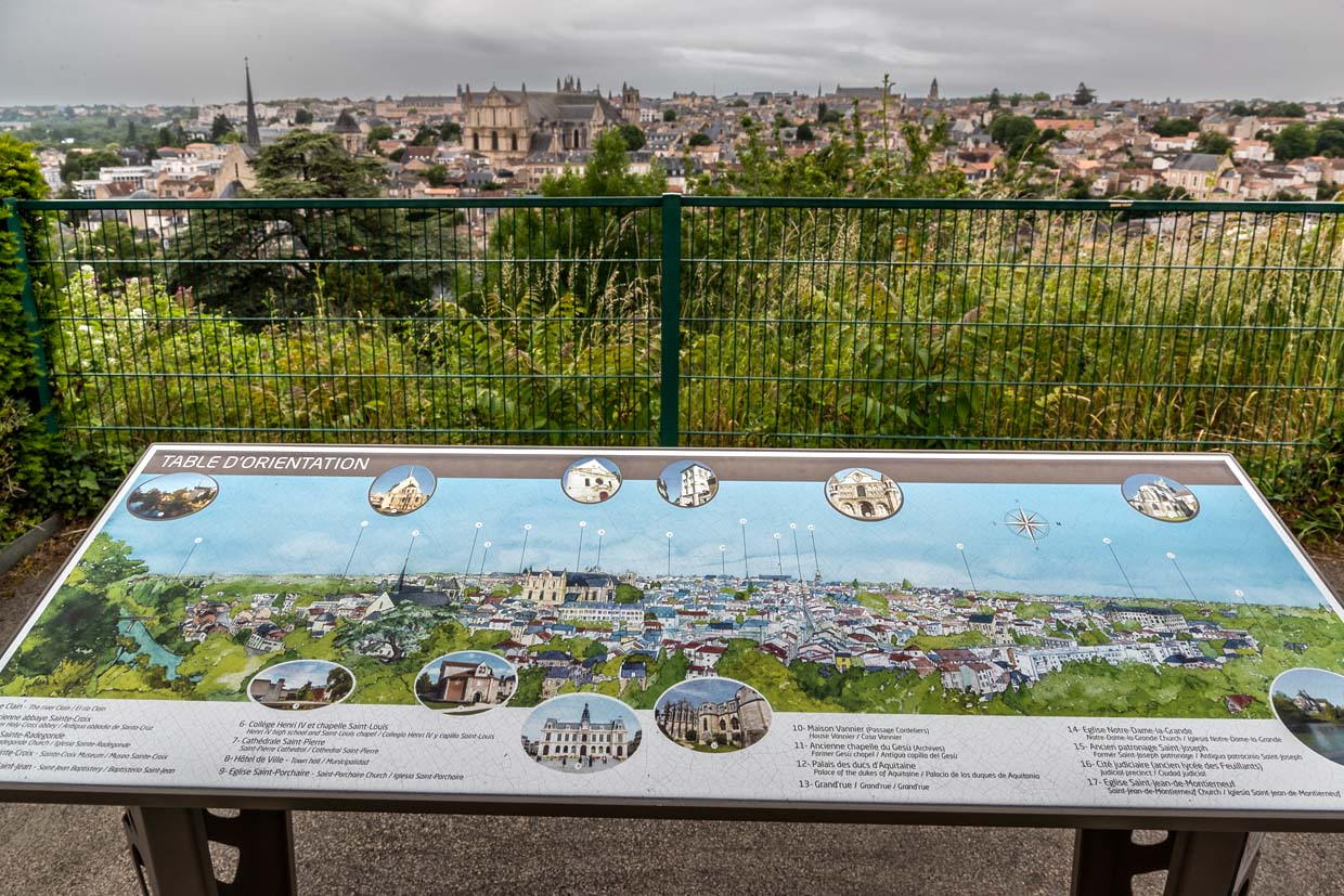 Übersichtstafel mit den wichtigsten Sehenswürdigkeiten von Poitiers, zu denen der Grafenpalast, die Kathedrale Saint-Pierre und die Kirche Notre-Dame-la-Grande zählen / © Foto: Georg Berg