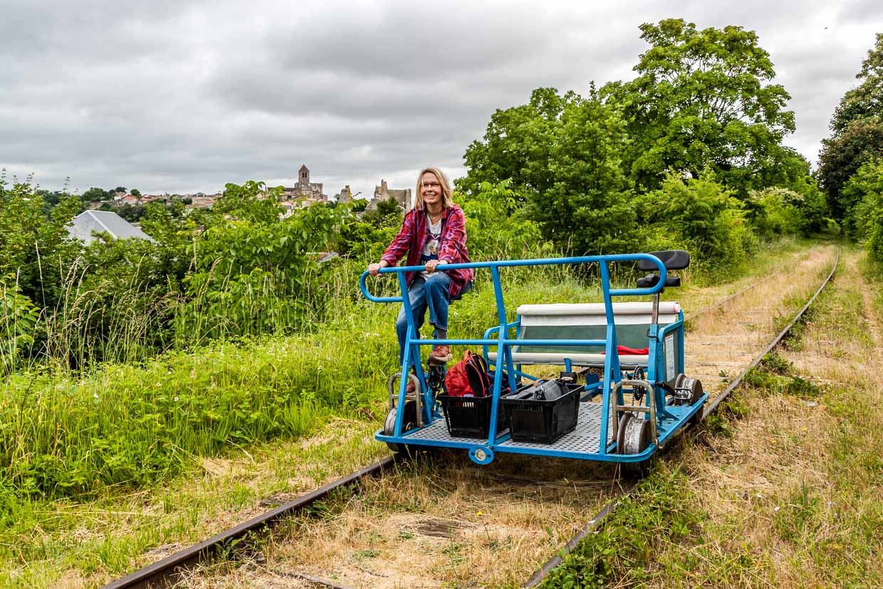 Bei einer Fahrt mit dem VeloRail auf einer alten Eisenbahnstrecke hat man die Skyline von Chauvigny mit fünf Burgruinen im Blick / © Foto: Georg Berg
