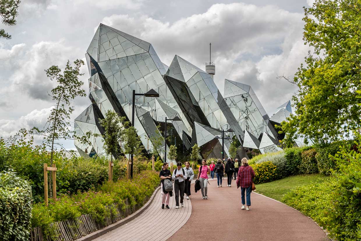 Das Futuroscope bei Poitiers ist ein außergewöhnlicher Freizeitpark, der sich auf technische und mediale Innovationen sowie Fantasie-Welten spezialisiert hat. Seit seiner Eröffnung 1987 zeigt er die Medientechnologien der Zukunft. Im Zentrum stehen immersives Kino, Virtual-Reality-Erlebnisse, 4D-Abenteuer und modernste Spezialeffekte. Die Architektur und die Gestaltung der Attraktionen sind futuristisch und experimentell / © Foto: Georg Berg