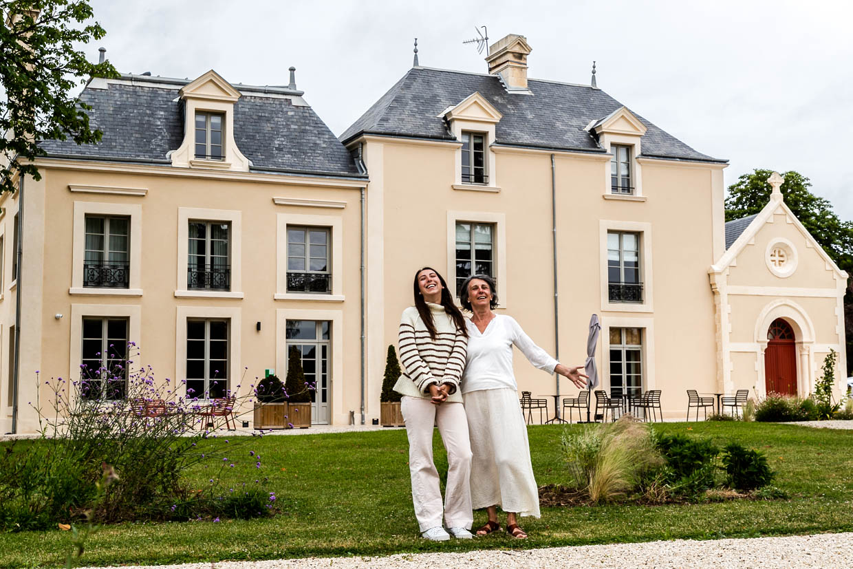 Hotel Domaine de L’Ecorcerie: Mutter Marie-Helene Boutaud (rechts) Tochter Axelle Favre (links) vor dem ehemaligen Familiensitz der Großeltern, der zu einem Boutitquehotel, nahe Poitiers umgebaut wurde / © Foto: Georg Berg