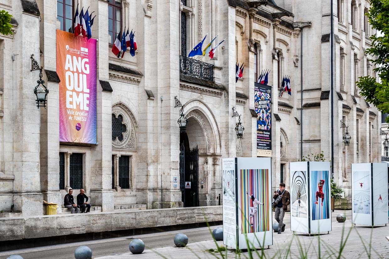 Das Rathaus von Angoulême mit Werbebannern für kulturelle Veranstaltungen – die Stadt lebt Kultur 365 Tage im Jahr / © Foto: Georg Berg