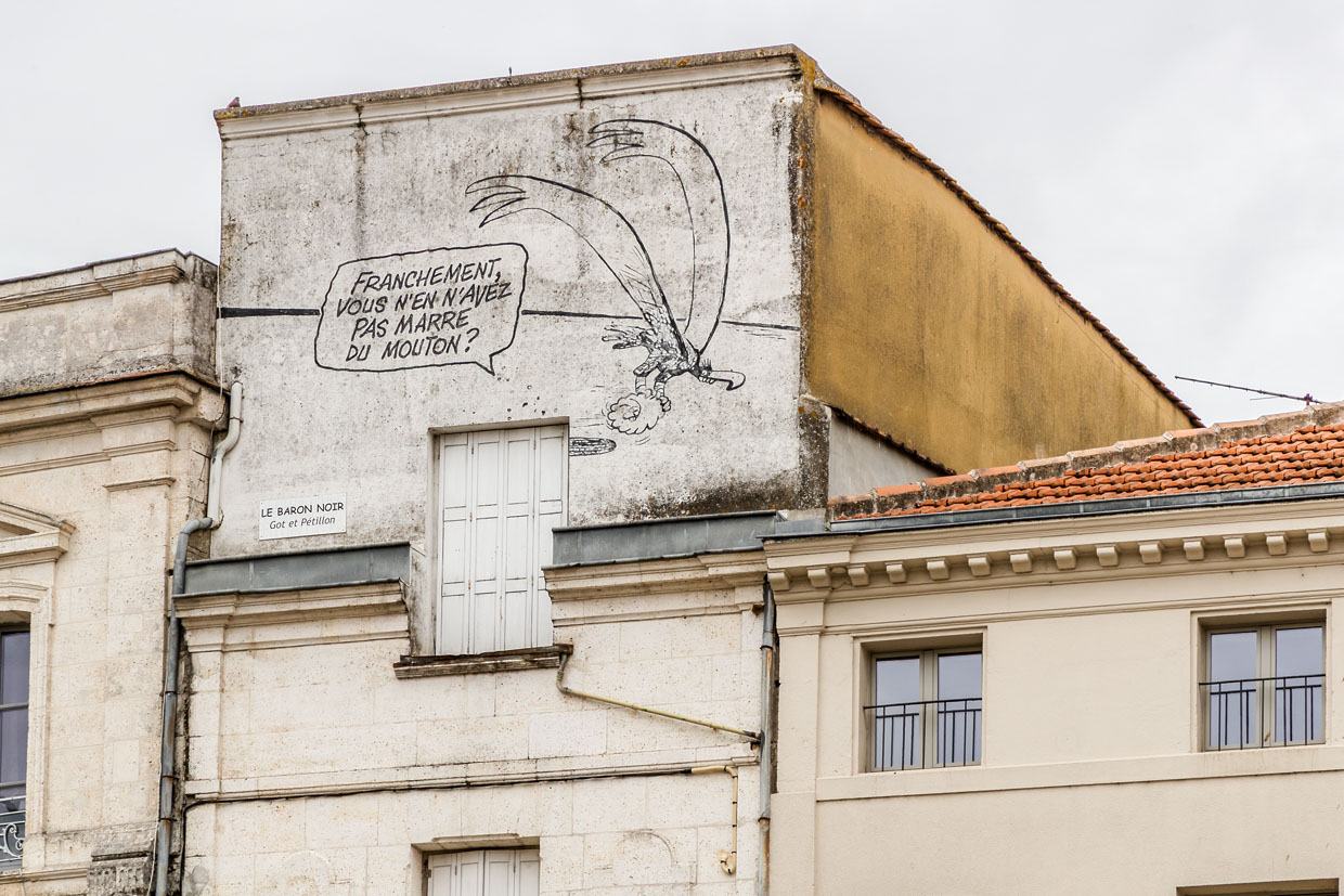 Subversiver Humor an der Hauswand: "Franchement, vous n'en avez pas marre du mouton?" – Habt ihr es nicht langsam satt, mit der Herde mitzulaufen? Le Baron Noir provoziert und amüsiert zugleich / © Foto: Georg Berg