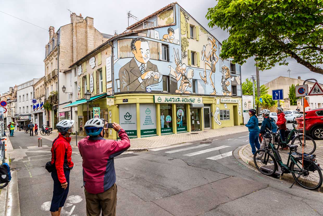 Bicycle tourists in Angoulême in front of the mural 