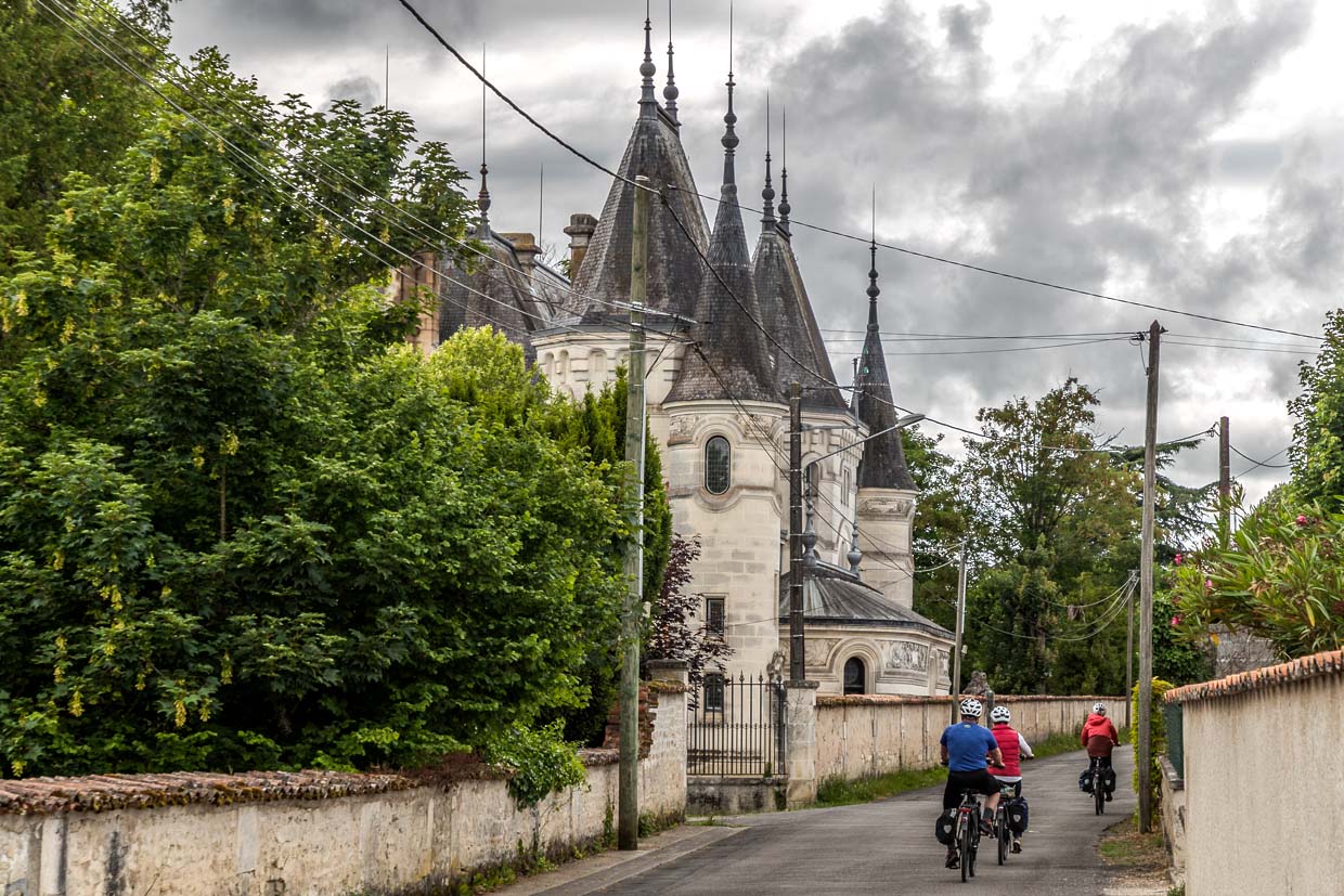 Cycling in the Charente department on the Flow Velo cycle route, past elegant country estates and through romantic villages / © Photo: Georg Berg