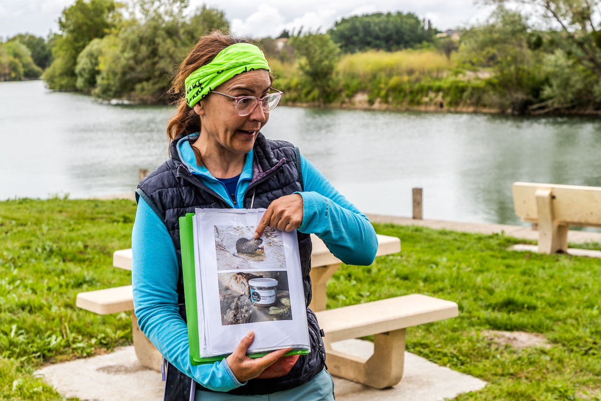 Breaks such as the picnic are used to inform the tour group about special features along the Charente, such as the high population of invasive nutria in the river, which the locals counter by processing the animals into rilette / © Photo: Georg Berg