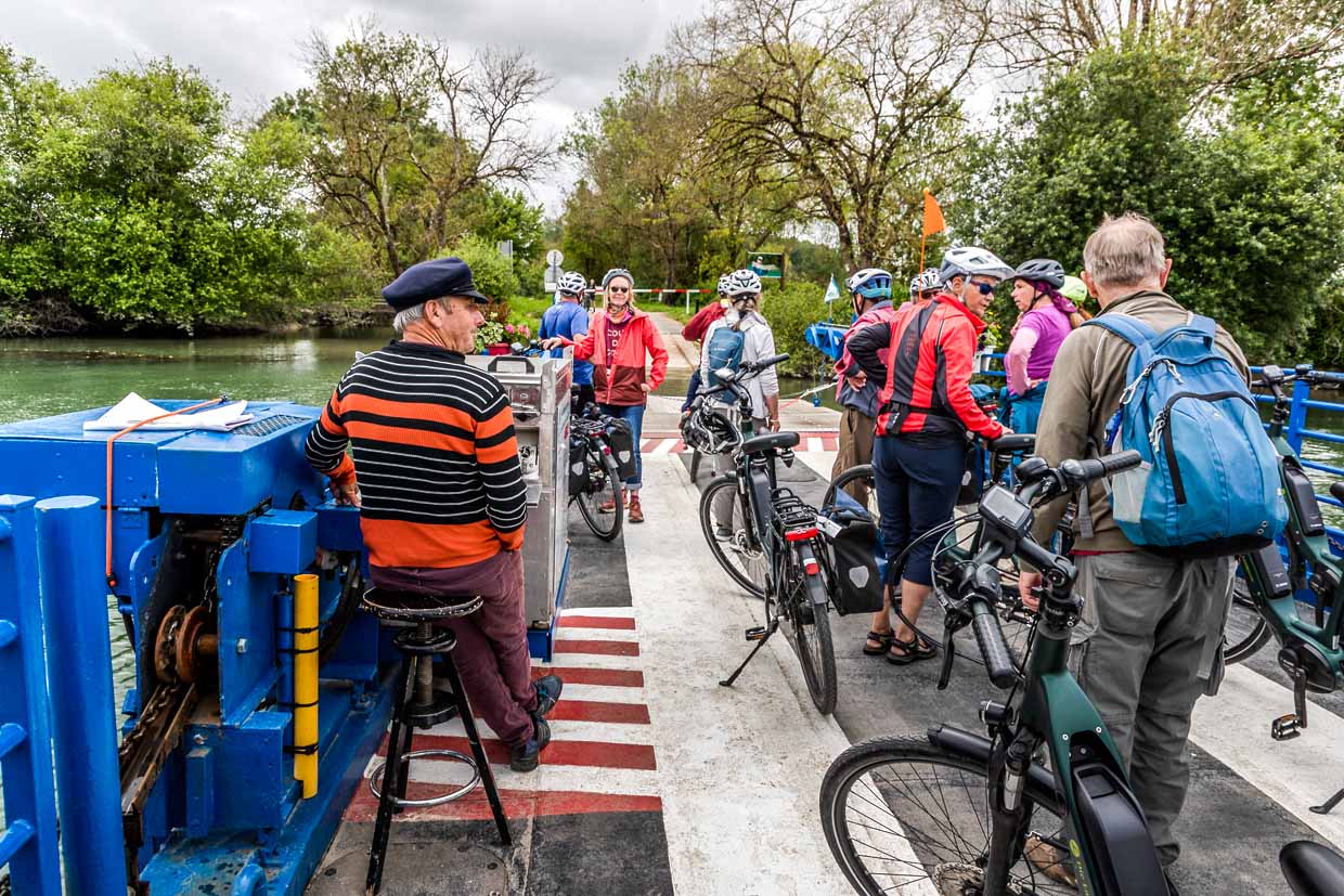 A group of cyclists cross the Charente by ferry / © Photo: Georg Berg