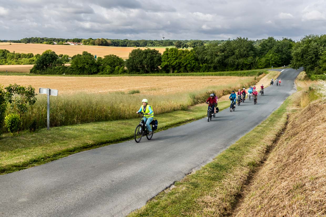 Cycling group on the Flow Vélo, a long-distance hiking trail in western France, here at Cognac near the Charente. The route mostly leads through slightly undulating to flat terrain / © Photo: Georg Berg