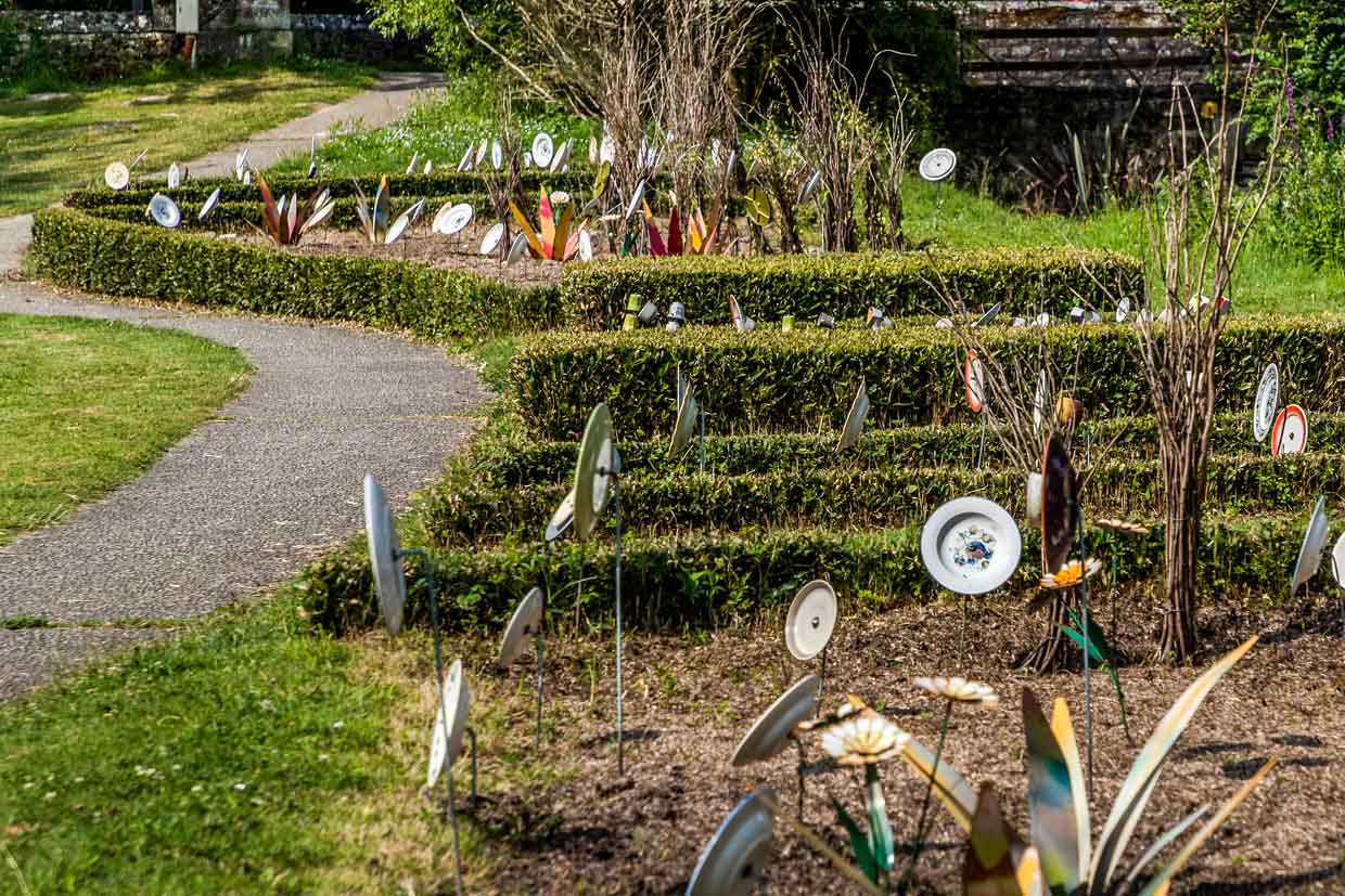 Plato en palos en un jardín delantero en Francia, Nouvelle-Aqutaine. El motivo encaja con el dicho alemán