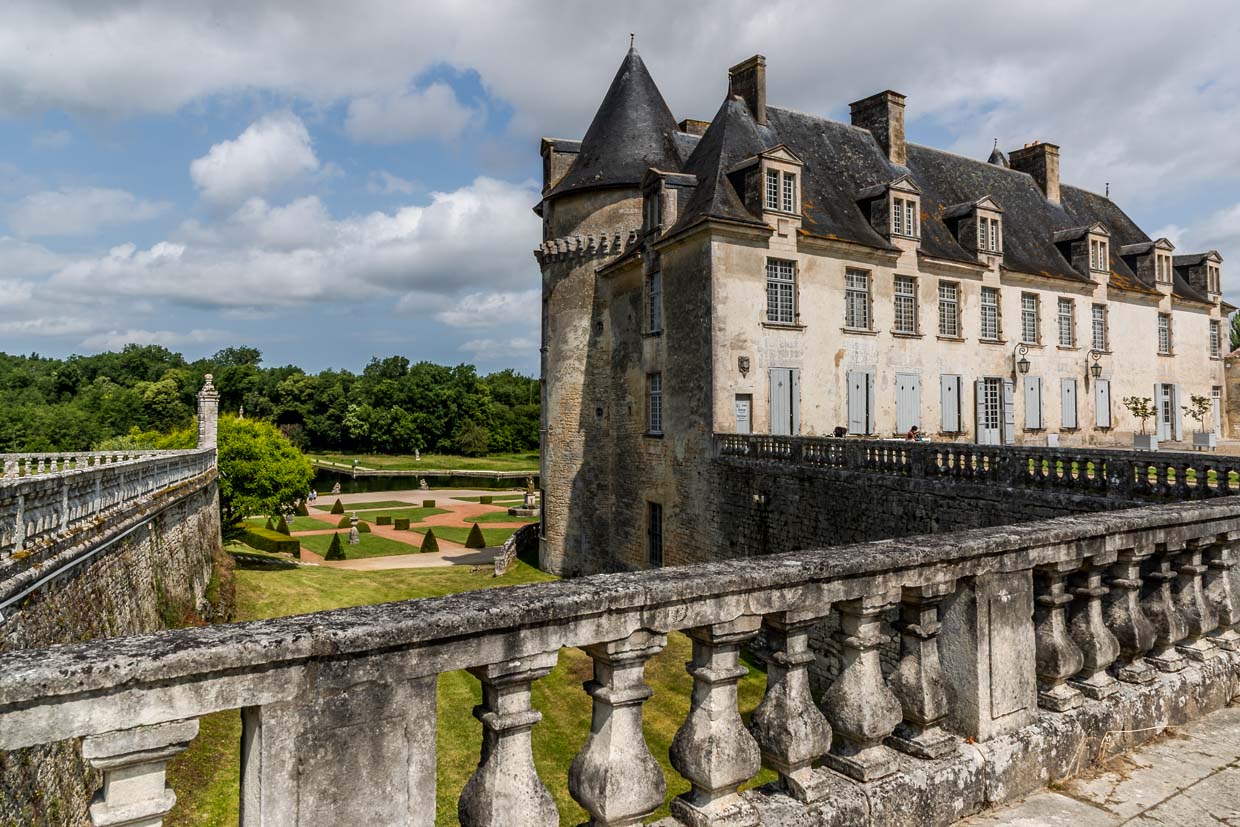 Château de la Roche Courbon on the Charente is a popular excursion destination today, especially because of its famous French gardens / © Photo: Georg Berg