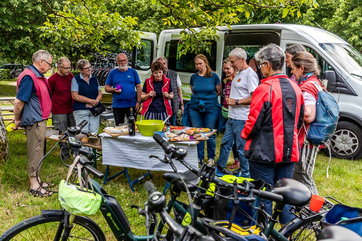 Halfway through the day's stage, a picnic with local specialties from the Charente department awaits the participants of the cycle tour organized by Die Landpartie / © Photo: Georg Berg