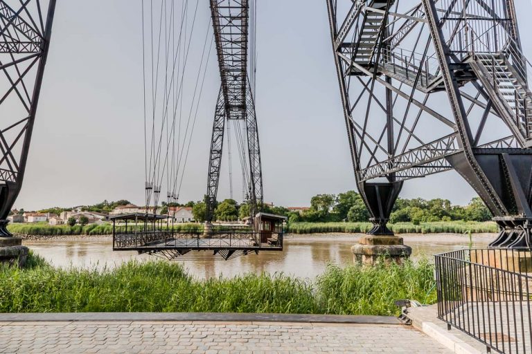 Die Schwebefähre (Pont Transbordeur) wurde zwischen 1898 und 1900 vom Ingenieur Ferdinand Arnodin erbaut, um den Fluss Charente zwischen Rochefort und Échillais zu überqueren, ohne den Schiffsverkehr zu behindern. Am 29. Juli 1900 wurde sie feierlich eröffnet / © Foto: Georg Berg