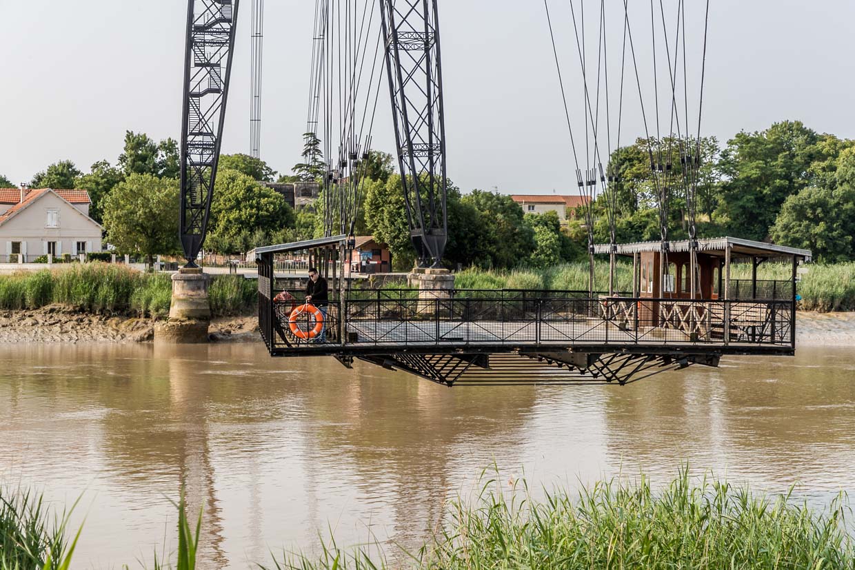 A gondola (floating ferry) is suspended from the girders, allowing pedestrians and cyclists to cross the river. This does not interfere with shipping traffic under the bridge. One crossing takes 75 seconds / © Photo: Georg Berg