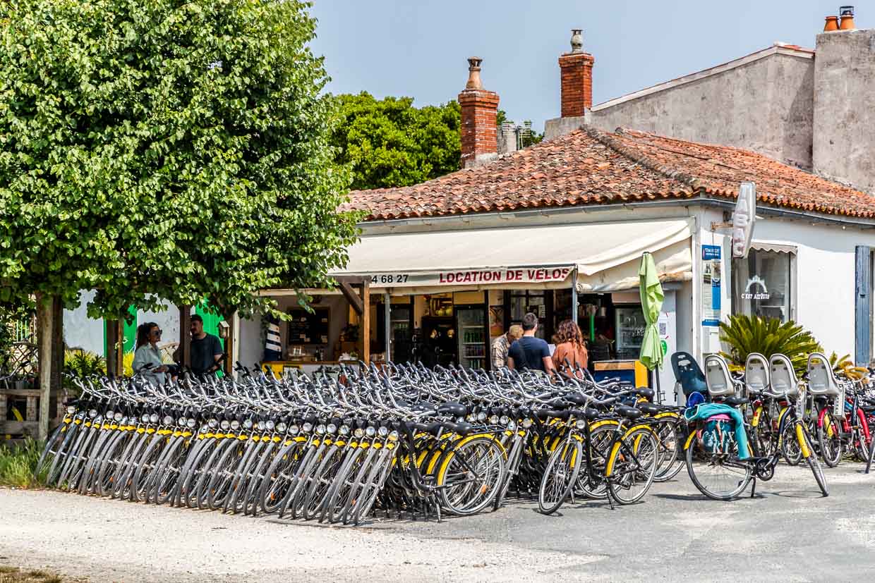 Bike rental on the island of Aix. The island is car-free and with a length of 3 kilometers and a width of 600 meters perfectly suited for cyclists and pedestrians / © Photo: Georg Berg