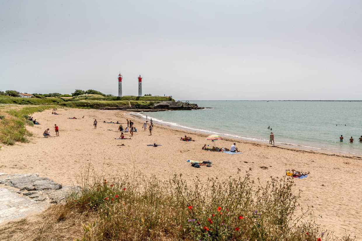 One of five beaches on the island of Aix with a view of the two lighthouses / © Photo: Georg Berg