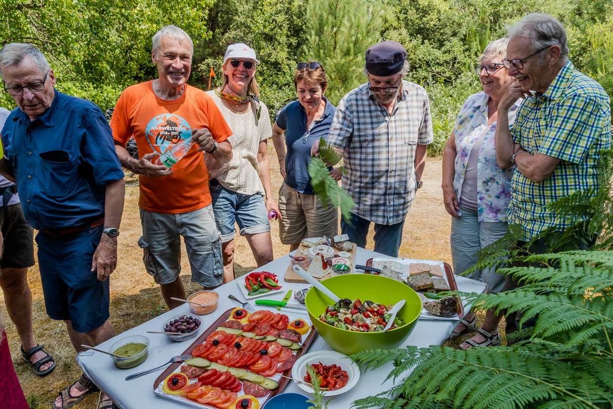 Lunchtime is picnic time - the bike tour participants are delighted when they find a table full of local delicacies halfway through the day's stage / © Photo: Georg Berg