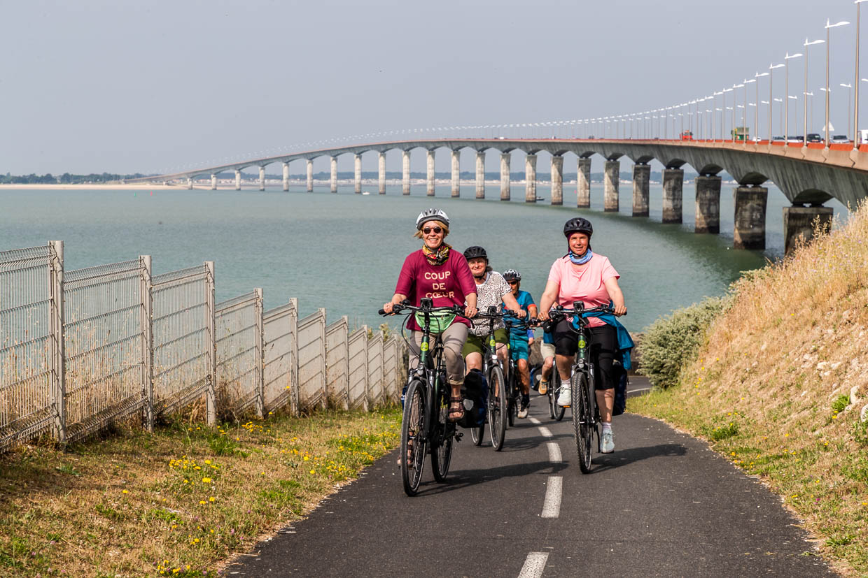 By bike over the bridge that connects the Ile de Ré with the mainland. It is 2,926.5 meters long, making it the second longest bridge in France / © Photo: Georg Berg