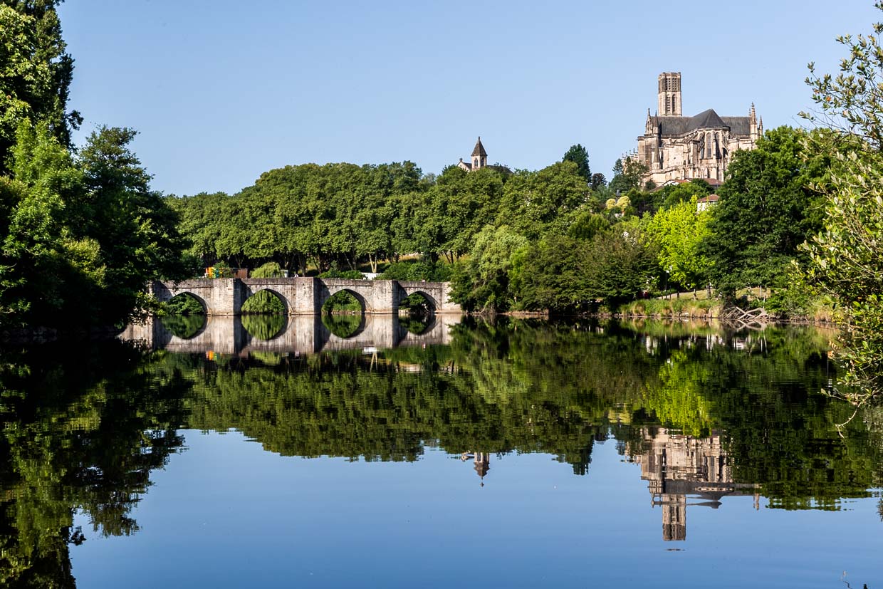 View of the stone bridge Pont Saint-Étienne over the river Vienne in Limoges. It dates back to the early 13th century and is one of the city's most important medieval buildings. Saint-Étienne Cathedral, the Gothic episcopal church of the diocese of Limoges, stands on a plateau above the Vienne / © Photo: Georg Berg