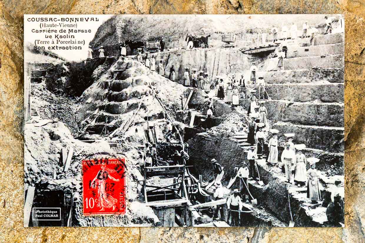 Alte Postkarte mit einem Motiv aus Coussac-Bonneval, das den Abbau von Kaolin zeigt. Dieses Kaolin war entscheidend für die Entwicklung der Porzellanindustrie von Limoges und wurde bis ins 20. Jahrhundert für die berühmten Porzellanmanufakturen genutzt / © Foto: Georg Berg