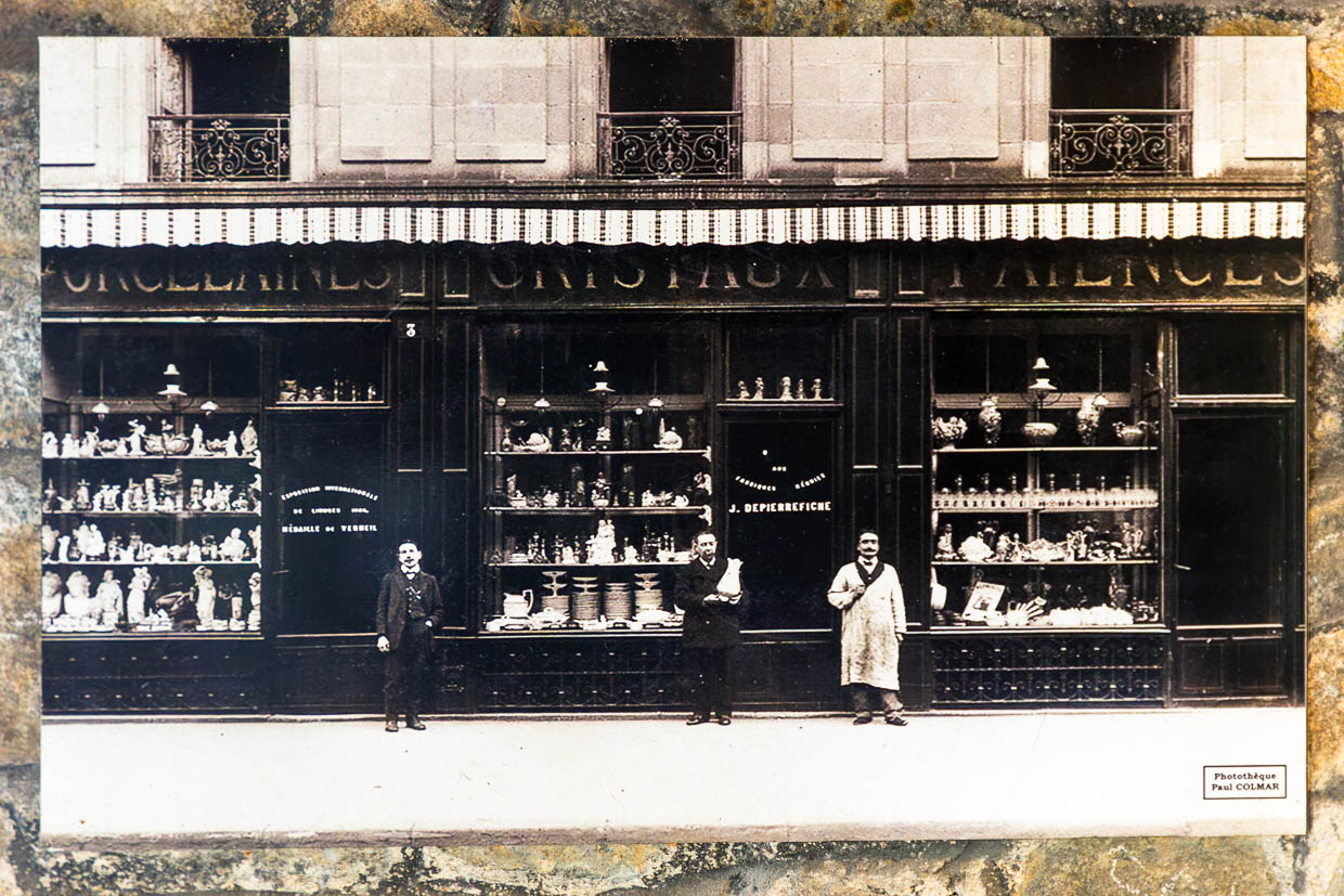 Old postcard from the Museum Four des Casseaux in Limoges shows a photo of Paul Colmar: Porcelain merchants in front of the windows of their store with porcelain figurines and porcelain household goods / © Photo: Georg Berg