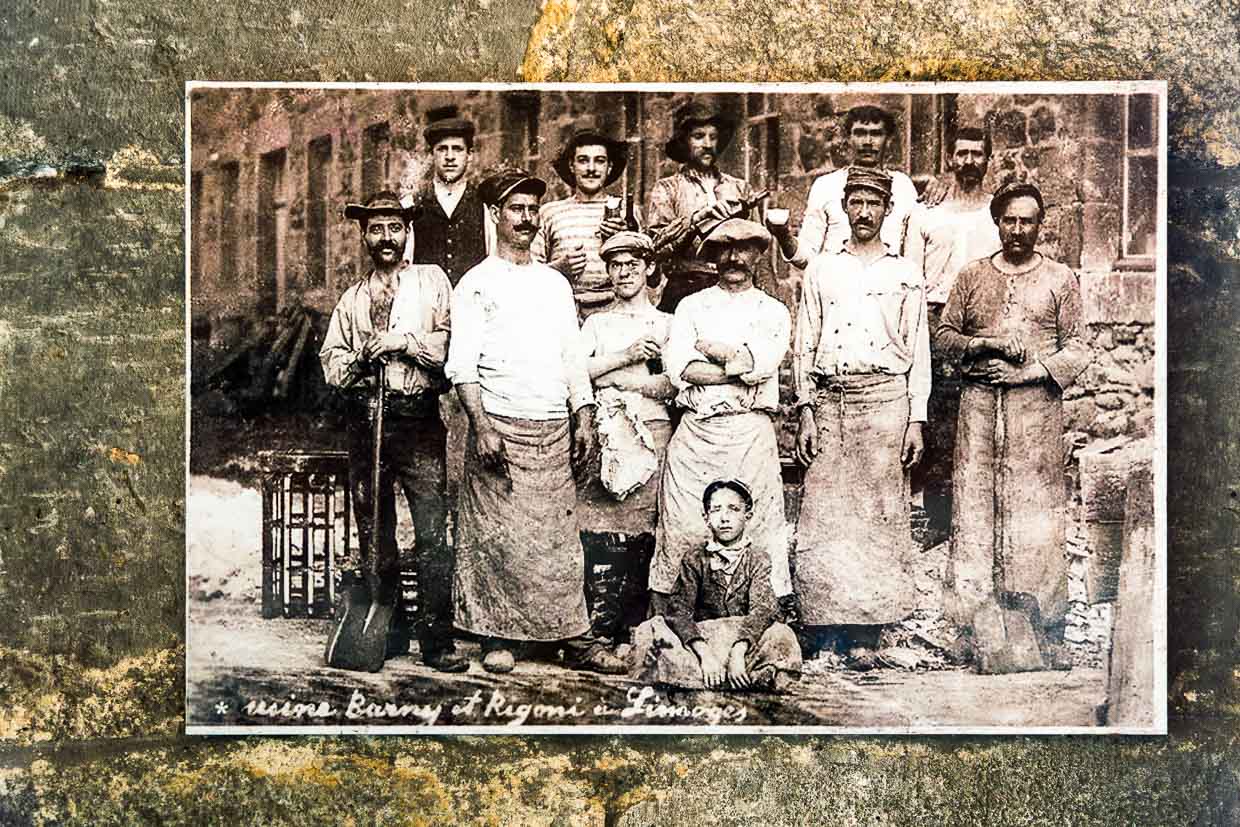 Gruppenbild der Arbeiter am Ofen einer Porzellanfabrik in Limoges. Haltung und Gesichtsausdruck der Arbeiter sind ungewöhnlich locker und von individuellem Ausdruck. Fotograf ist unbekannt / © Foto: Georg Berg