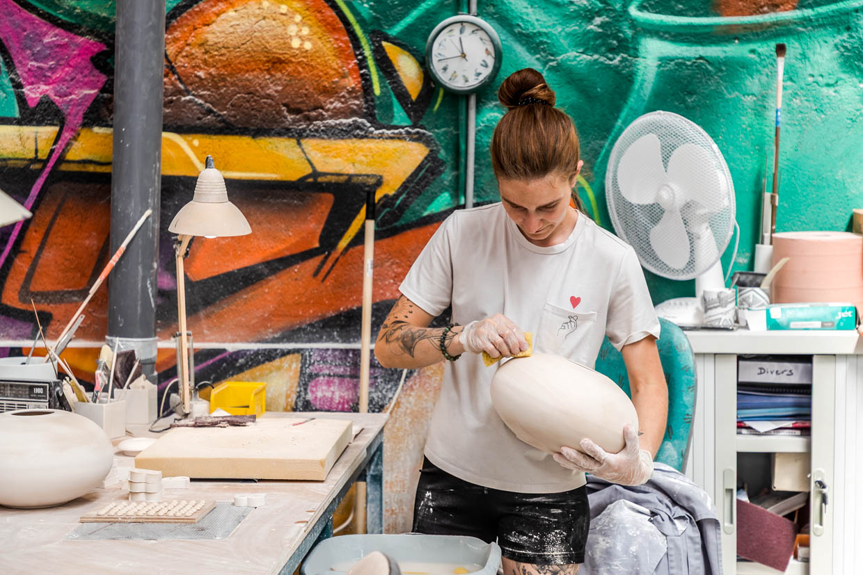 In der  Kunstporzellanwerkstatt Ateliers Arquié in Limoges können Besucher den Handwerkern bei der Arbeit zusehen, die verschiedenen Herstellungsschritte von der Formgestaltung über das Gießen bis zur Dekoration von Porzellan erleben / © Foto: Georg Berg