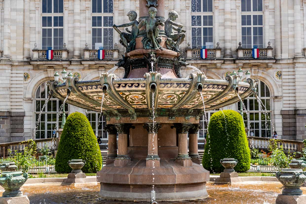 Fountain in front of Limoges town hall, built in 1892-1893: The fountain depicts four boys who symbolically represent the different phases of the porcelain industry: draughtsman, molder, sculptor and decorative painter. It consists of a large basin with additional porcelain basins from the Guérin manufactory, a well-known porcelain manufacturer in Limoges / © Photo: Georg Berg