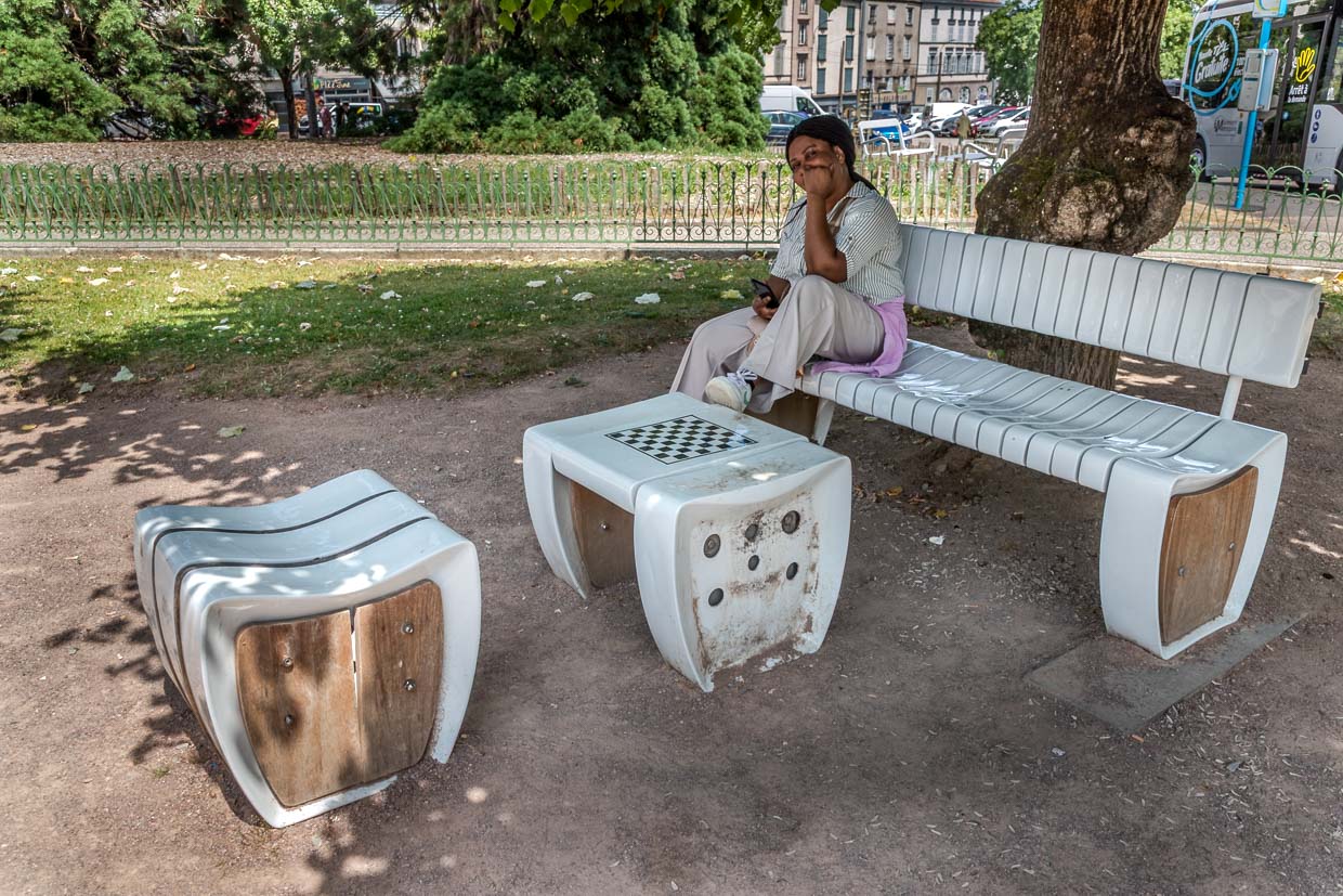 Porcelain bench with stool and table in front of Limoges town hall, the result of a collaboration between the Ateliers Arquié and the designer Marc Aurel . This porcelain furniture is part of a contemporary art installation called URBACER porcelain furniture, which is presented in public spaces. The bench combines traditional craftsmanship with modern design and is an expression of the cultural heritage of porcelain production in Limoges / © Photo: Georg Berg