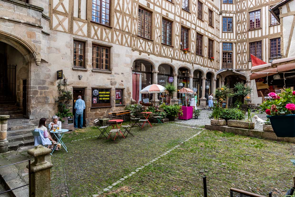 Courtyard La cour du Temple in the old town of Limoges has a special history as the central meeting point of the city's old craft and business district. The courtyard is connected to the Rue du Consulat by a corridor and opens onto an impressive collection of granite and half-timbered houses with arcades and an elegant Renaissance staircase. Today, the inner courtyard is home to small cafés and boutiques / © Photo: Georg Berg