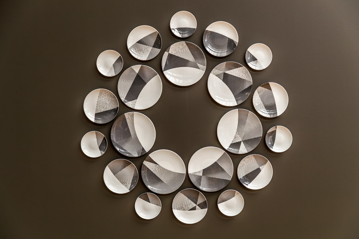 Moderne Porzellan-Serie als Wanddekoration im Musée National Adrien Dubouché in Limoges. Das Museum st heute Teil der Cité de la Céramique und beherbergt mit etwa 18.000 Objekten die weltweit größte öffentliche Sammlung von Keramiken, darunter Porzellan aus Limoges sowie historische und zeitgenössische Werke aus aller Welt / © Foto: Georg Berg