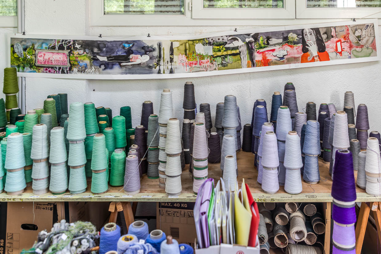 Garne mit gesponnener und handgefärberter Schurwolle im Weberatelier Robert Four in Aubusson. Der Wandteppich "Hommage à George Sand" von Françoise Petrovitch wird hier anlässlich des 150. Todestags von George Sand im Jahr 2026 gefertigt / © Foto: Georg Berg