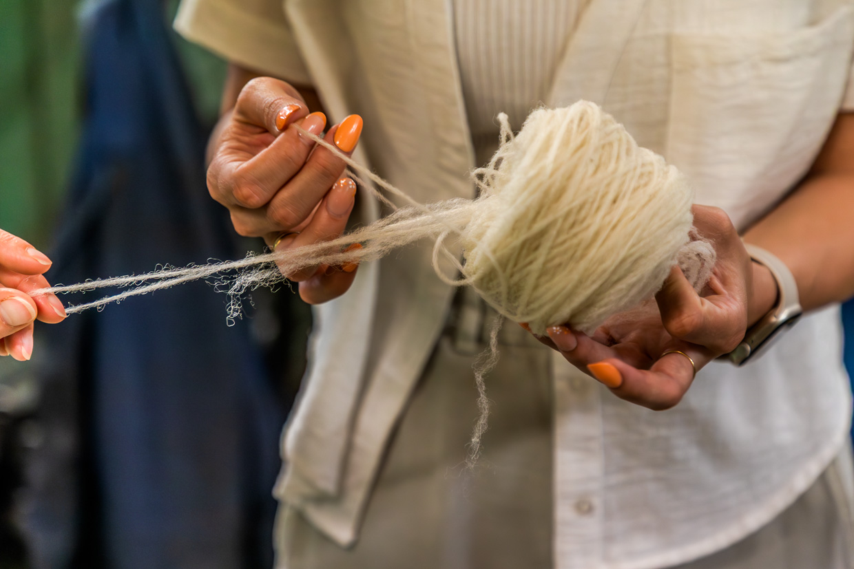Feine Vorfäden aus Wolle. In Felletin gibt es eine der letzten aktiven Wollspinnereien: die Spinnerei Terrade (Filature Terrade). Sie ist ein Traditionsunternehmen der Region und besteht seit rund 80 Jahren. Als Familienbetrieb verarbeitet die Spinnerei Rohwolle zu Garn und färbt diese auf handwerkliche Weise. Die Technik und Maschinen stammen oft noch aus den Anfangszeiten des Unternehmens und sind nahezu unverändert geblieben / © Foto: Georg Berg