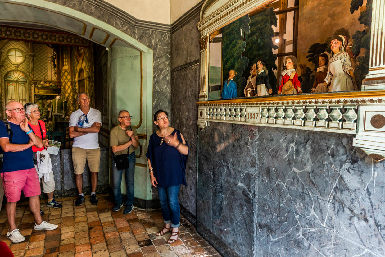 Führung durch das George-Sand-Haus in Nohant. Hier das Marionettentheater und die Theaterbühne. George Sand schrieb 80 Theaterstücke. Auf der kleinen Bühne des Hauses ließ sie die Theaterstück proben, bevor sie in Paris aufgeführt wurden / © Foto: Georg Berg