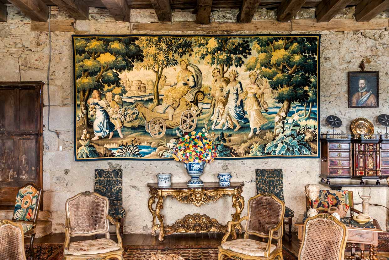 Château de Boussac, Creuse, die Wandteppiche aus dem Zentrum für Tapisserie in Aubusson sind eines der Highlights. Das Château zeigt sowohl mittelalterliche wie auch zeitgenössische Tapisserien. Trägt ein Teppich einen blauer Rand steht das für eine Arbeit aus Aubusson / © Foto: Georg Berg