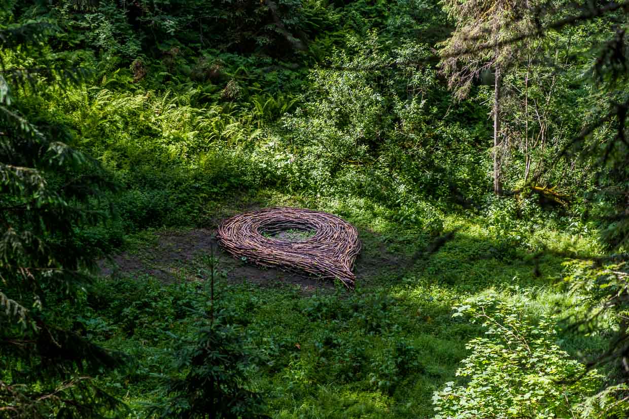 „Sie haben Ihr Ziel erreicht“ Google-Maps Nadel auf dem Landart Pfad Gerschnialp, Engelberg, von Matthias Maeder und Claudia Vogel. Das digitale Zeichen ist aus Ästen des Waldes geflochten / © Foto: Georg Berg
