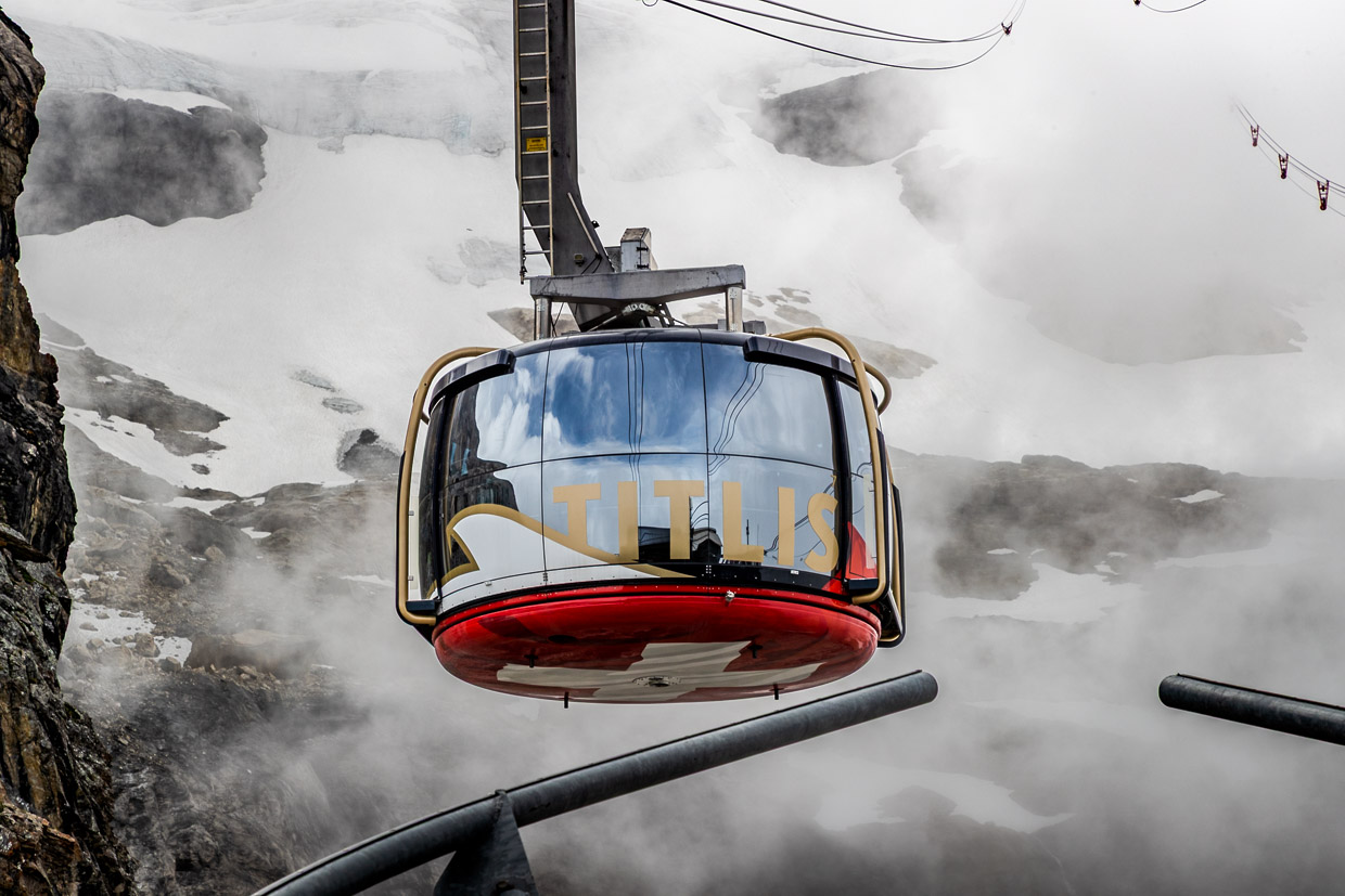 In der Titlis Rotair genießen Besucher spektakuläre Panoramablicke. Oben angekommen erwartet die Besucher noch bis 2029 eine Großbaustelle / © Foto: Georg Berg