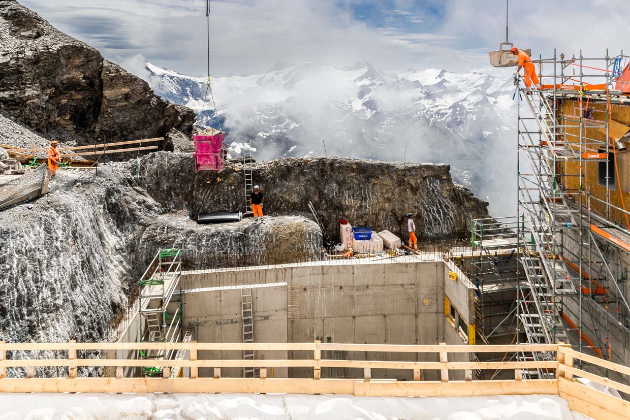 Voraussichtlich bis 2029 wird es die höchste Großbaustelle der Alpen sein mit Baukränen, Baggern und Betonmischmaschine. Das Großprojekt „Titlis 3020“ umfasst den Neubau der Bergstation auf 3020 Metern Höhe sowie den Ausbau einer neuen Pendelbahn und Shops zum Einkauf von Luxusartikeln / © Foto: Georg Berg